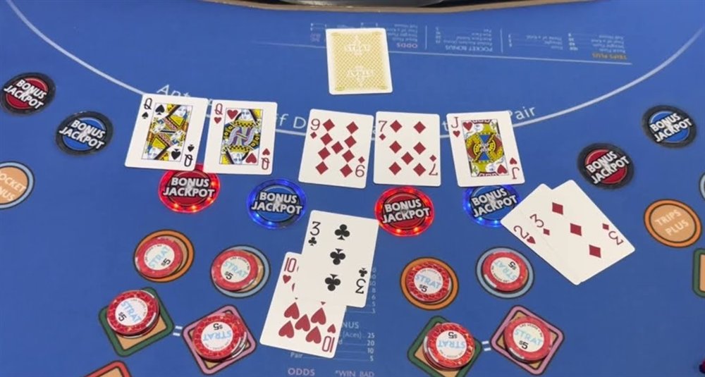A heads up holdem felt with dealer and community cards, Bonus Jackpot circles and the Ante, Odds and Play betting spots