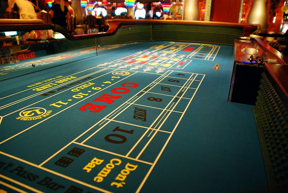 How to play craps table layout showing the pass line, come, field and place numbers