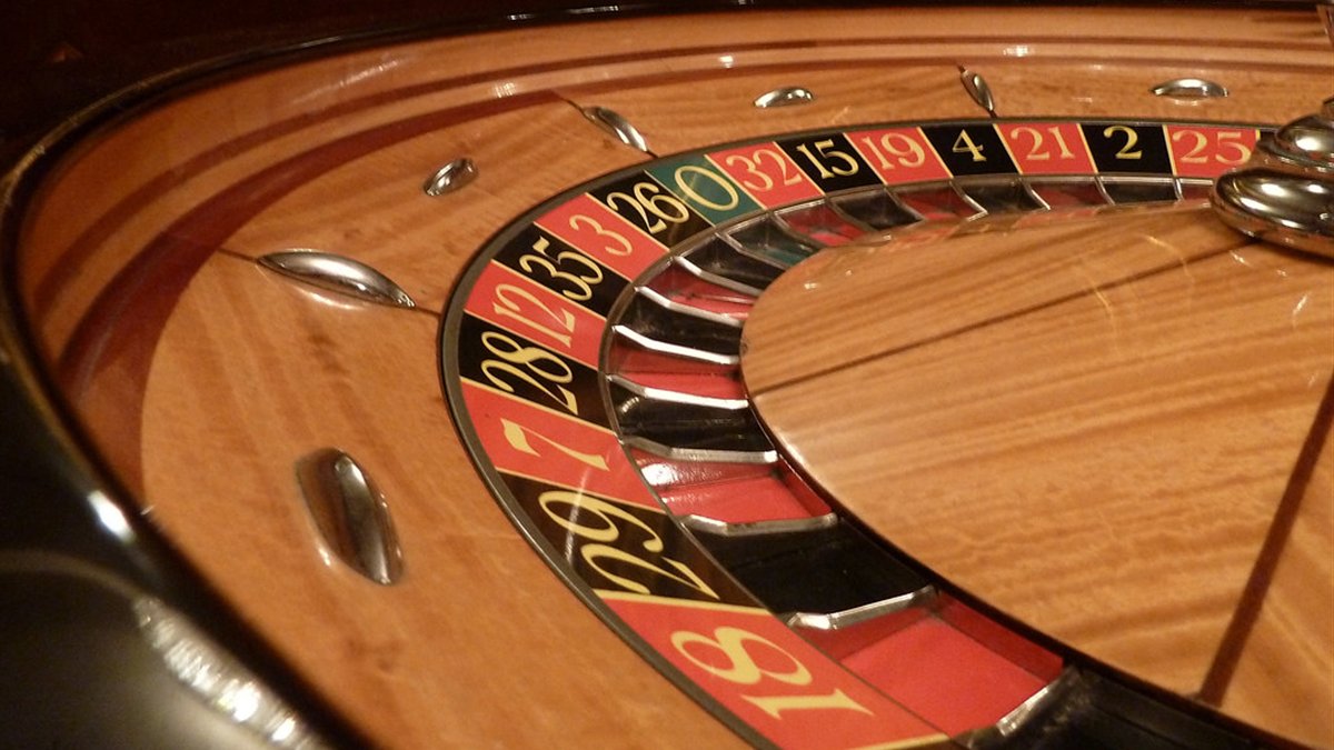 A single green zero marks the European wheel every live roulette player in Canada should look for
