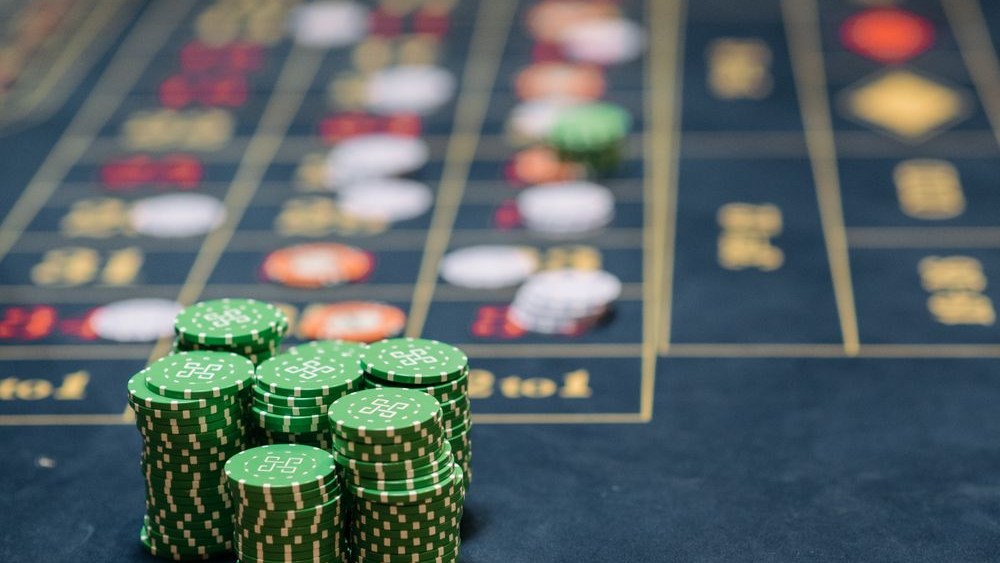 Chip stacks on a roulette table for the 1-3-2-6 betting system Canada players use