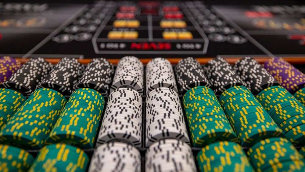 Casino chip stacks in a tray, the bankroll anyone who wants to become a professional gambler Canada style has to protect