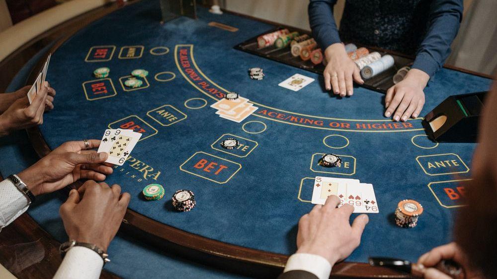 Dealer running a live blackjack table, the role behind the plan to become an online casino dealer Canada style