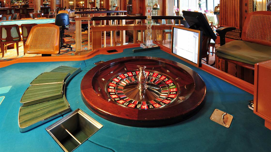 Roulette wheel set in a casino table, the kind of live wheel behind the is online roulette rigged Canada question