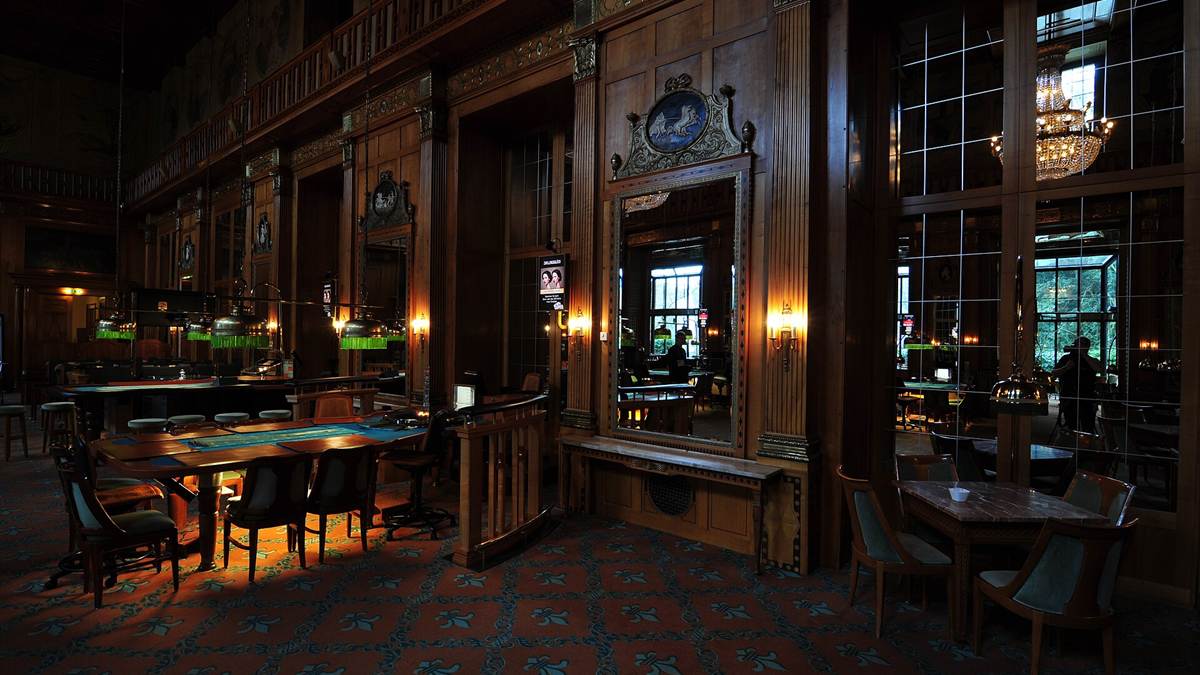 Classic European casino gaming hall with roulette tables, the setting the James Bond strategy Canada players borrow from 007