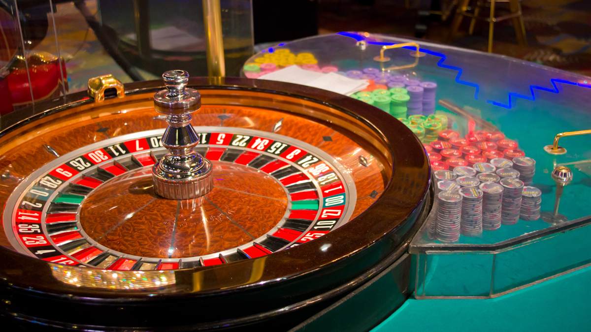 Roulette wheel with red and black pockets and chip stacks, the setting for the Martingale betting system Canada players try