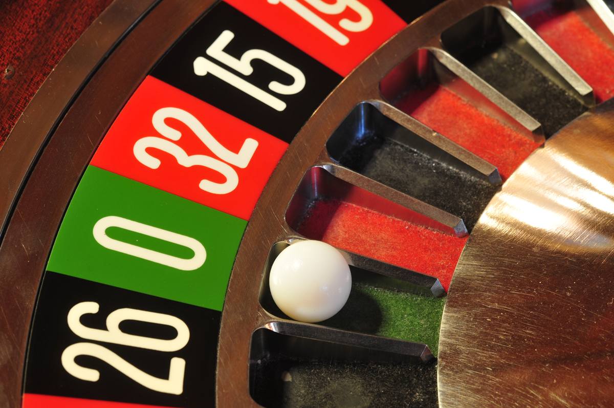 Ball resting in the green zero pocket of a single-zero wheel, the pocket no zero roulette Canada players avoid