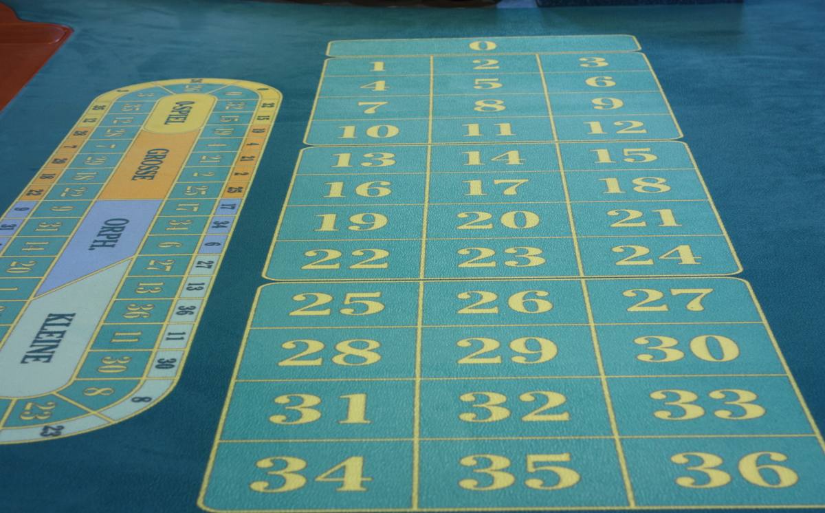 French single-zero roulette table layout with one zero box above the numbers and the racetrack