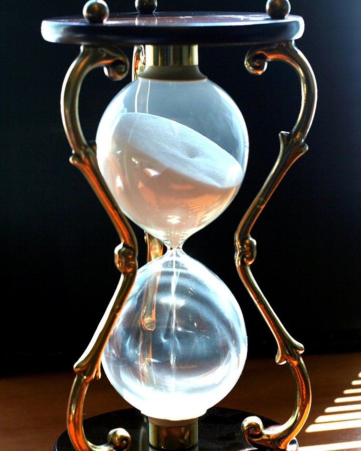 An hourglass marking the sixty-minute clock that runs on a free play offer