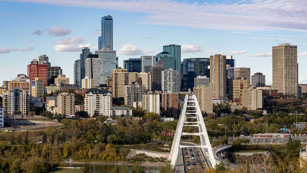 Downtown Edmonton skyline and the Walterdale Bridge over the North Saskatchewan River, home city of online casino Edmonton players