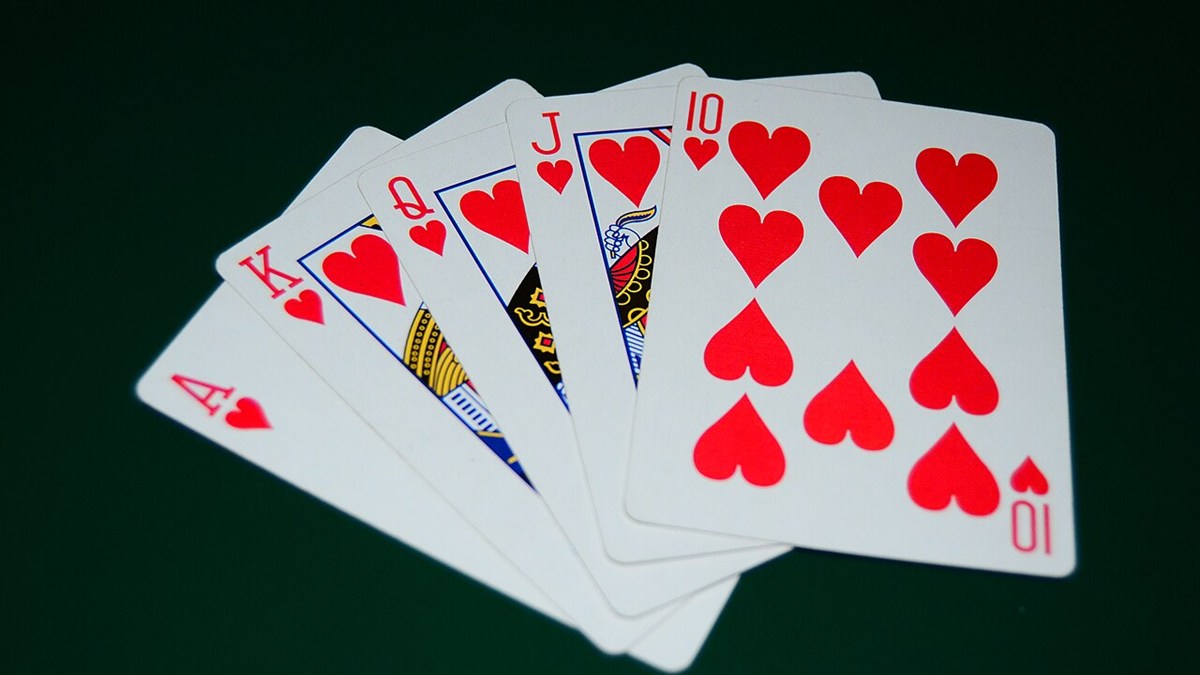 A royal flush in hearts, the hand that wins the progressive video poker jackpots Canada machines display