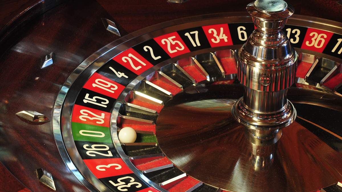 Single-zero roulette wheel with the ball beside zero, the game the Whittaker betting system Canada players use
