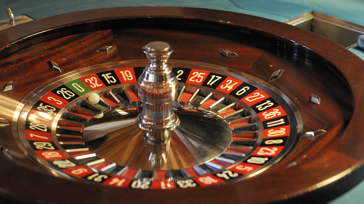 Close-up of a single-zero roulette wheel with the ball by the green zero, as used in XXXtreme Lightning Roulette Canada